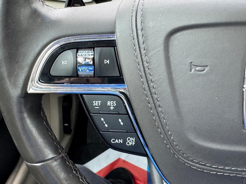 Lincoln Continental Vehicle Full-screen Gallery Image 22