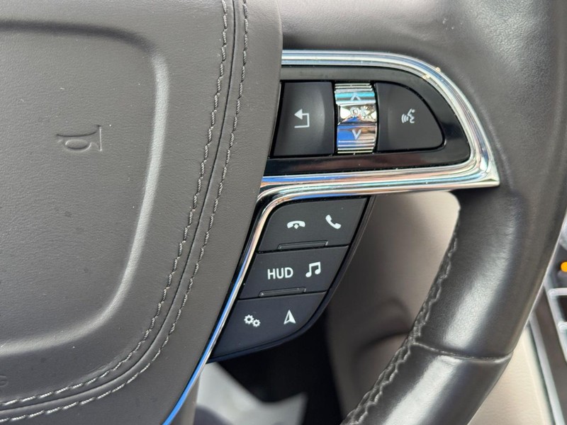 Lincoln Continental Vehicle Full-screen Gallery Image 23
