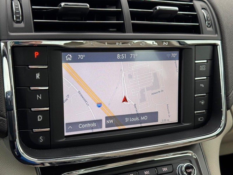 Lincoln Continental Vehicle Full-screen Gallery Image 24