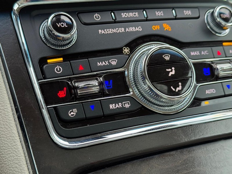 Lincoln Continental Vehicle Full-screen Gallery Image 25