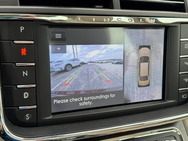 Lincoln Continental Vehicle Full-screen Gallery Image 26