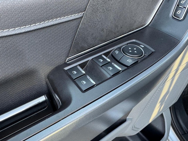 Ford F-150 Vehicle Full-screen Gallery Image 17