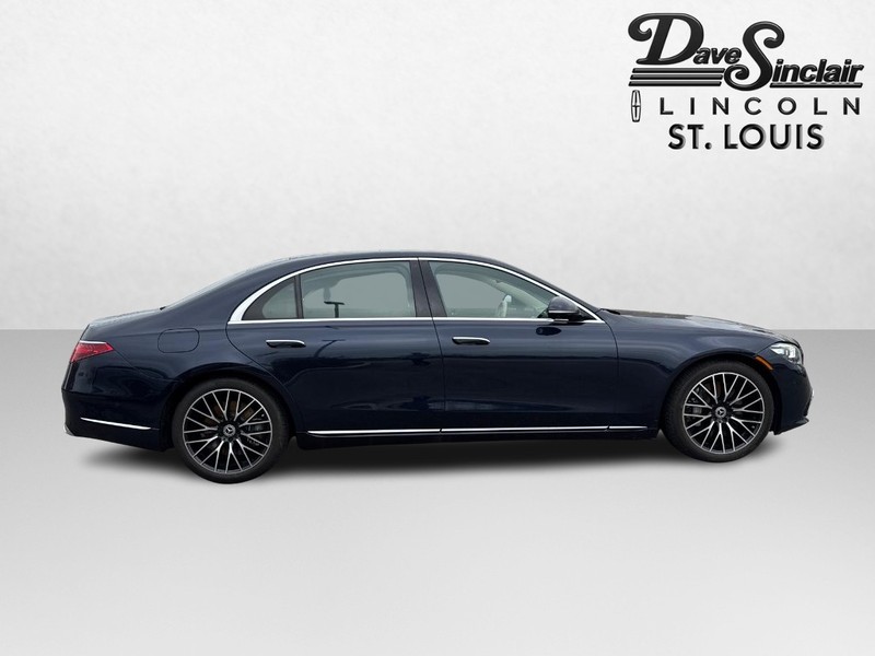 Mercedes-Benz S-Class Vehicle Full-screen Gallery Image 04