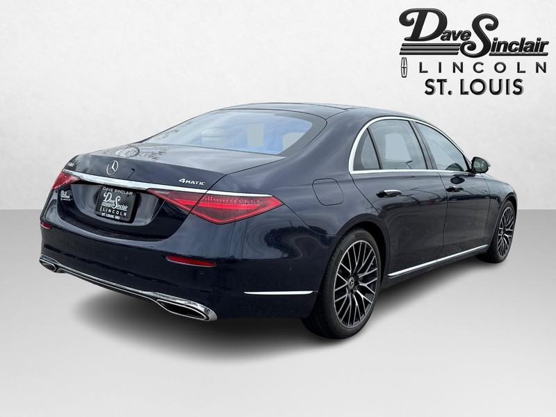 Mercedes-Benz S-Class Vehicle Full-screen Gallery Image 05