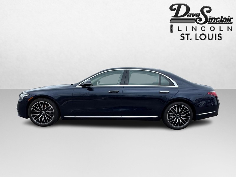 Mercedes-Benz S-Class Vehicle Full-screen Gallery Image 09