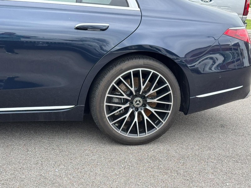 Mercedes-Benz S-Class Vehicle Full-screen Gallery Image 10