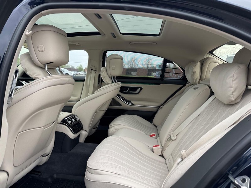 Mercedes-Benz S-Class Vehicle Full-screen Gallery Image 11