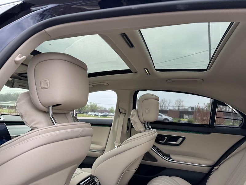 Mercedes-Benz S-Class Vehicle Full-screen Gallery Image 12