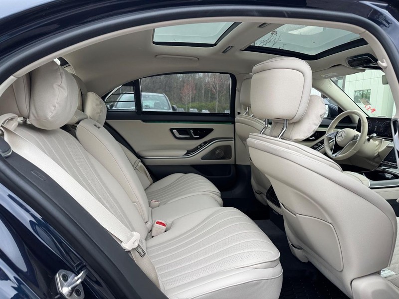 Mercedes-Benz S-Class Vehicle Full-screen Gallery Image 13