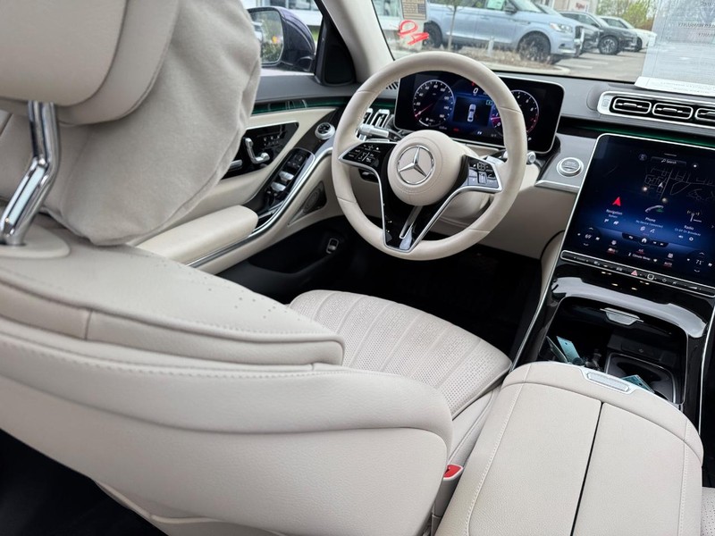 Mercedes-Benz S-Class Vehicle Full-screen Gallery Image 14