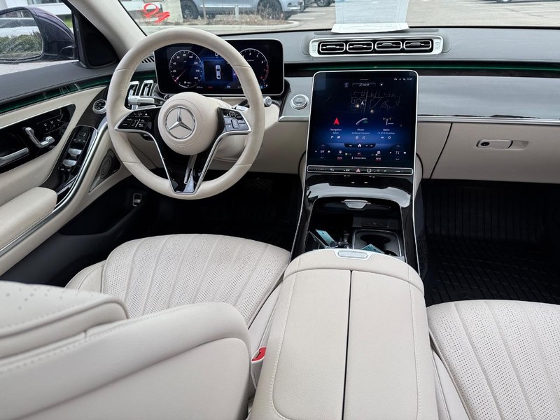 Mercedes-Benz S-Class Vehicle Full-screen Gallery Image 15