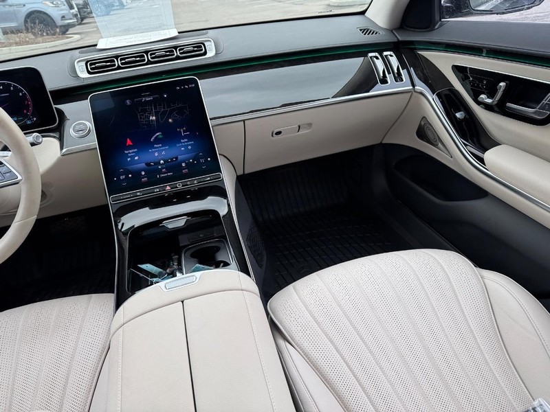 Mercedes-Benz S-Class Vehicle Full-screen Gallery Image 16