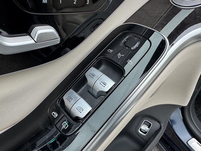 Mercedes-Benz S-Class Vehicle Full-screen Gallery Image 18