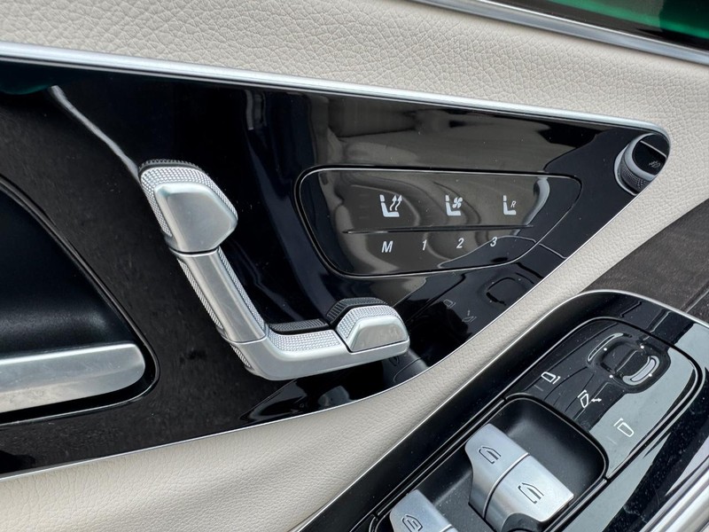 Mercedes-Benz S-Class Vehicle Full-screen Gallery Image 19
