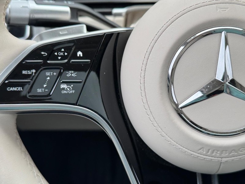 Mercedes-Benz S-Class Vehicle Full-screen Gallery Image 20