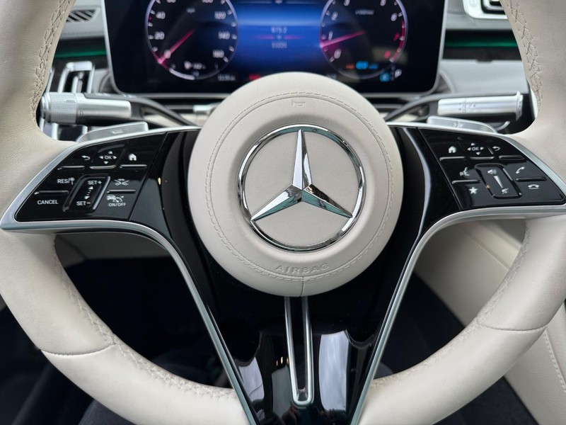 Mercedes-Benz S-Class Vehicle Full-screen Gallery Image 21