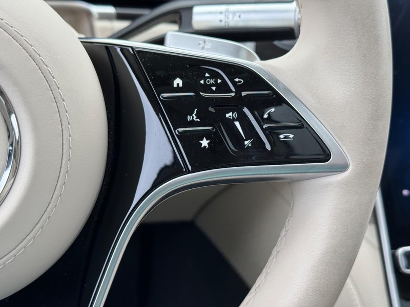 Mercedes-Benz S-Class Vehicle Full-screen Gallery Image 22