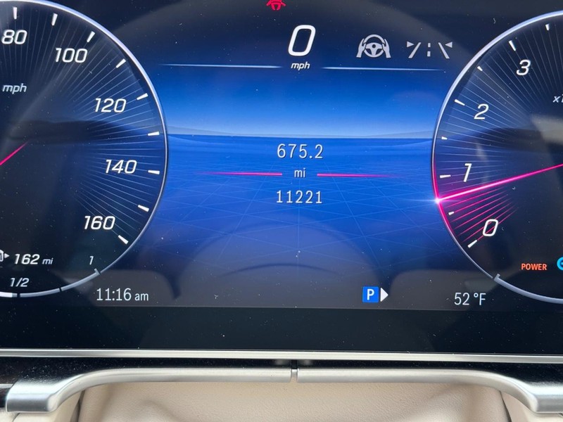 Mercedes-Benz S-Class Vehicle Full-screen Gallery Image 25