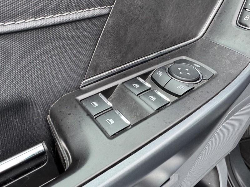 Ford F-150 Vehicle Full-screen Gallery Image 17