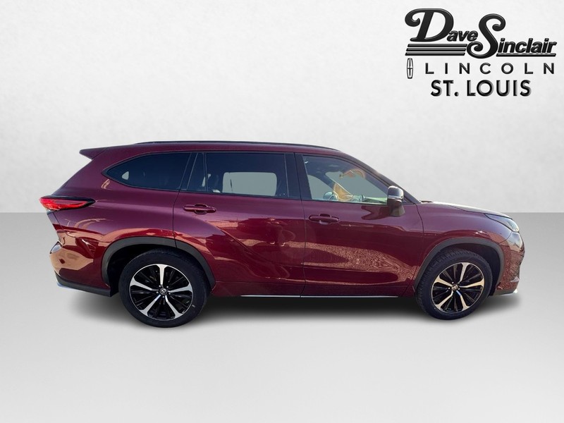 Toyota Highlander Vehicle Full-screen Gallery Image 04