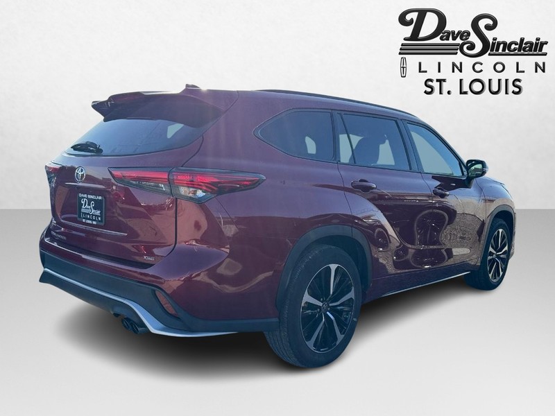 Toyota Highlander Vehicle Full-screen Gallery Image 05