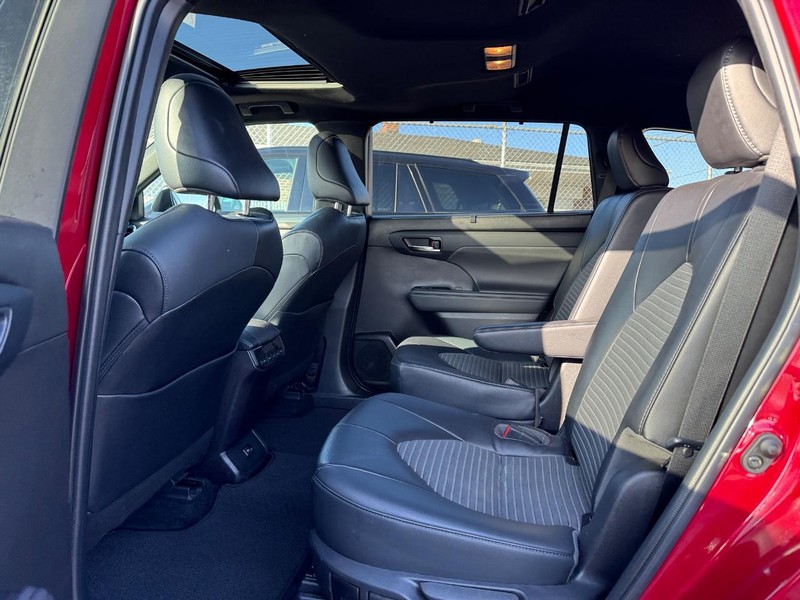 Toyota Highlander Vehicle Full-screen Gallery Image 11