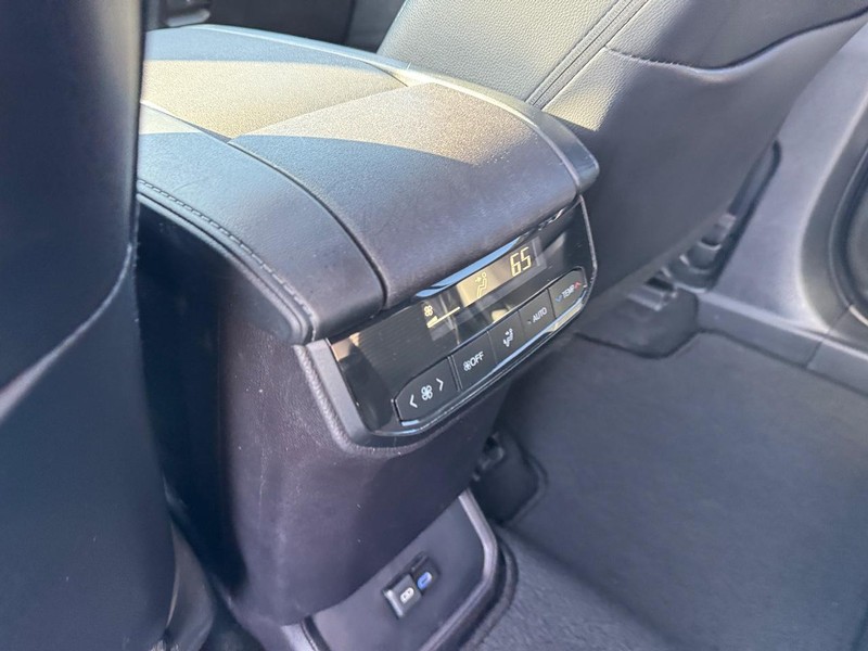 Toyota Highlander Vehicle Full-screen Gallery Image 13