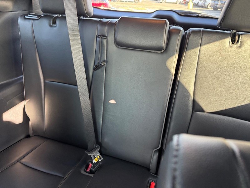 Toyota Highlander Vehicle Full-screen Gallery Image 15