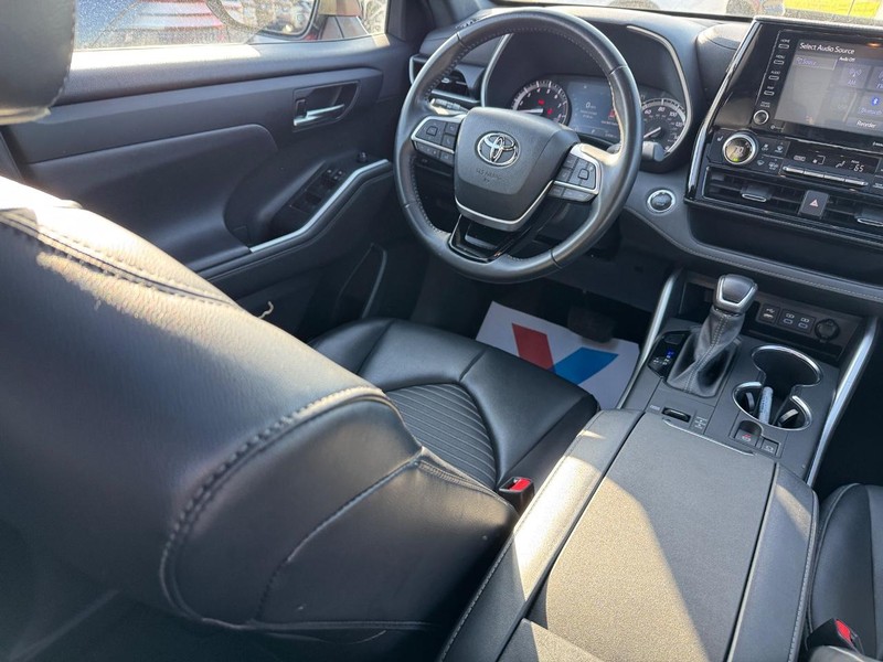 Toyota Highlander Vehicle Full-screen Gallery Image 17