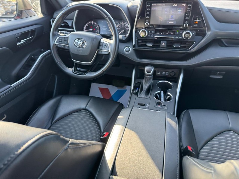 Toyota Highlander Vehicle Full-screen Gallery Image 18