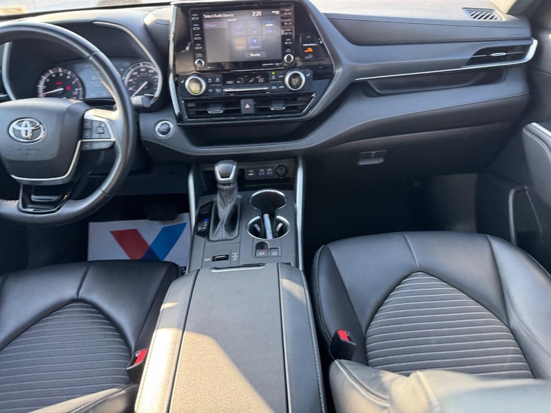 Toyota Highlander Vehicle Full-screen Gallery Image 19