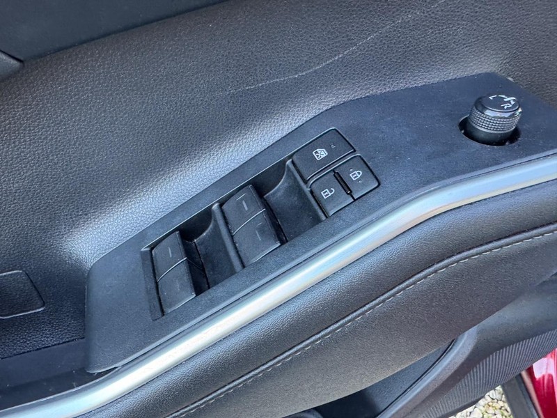 Toyota Highlander Vehicle Full-screen Gallery Image 21
