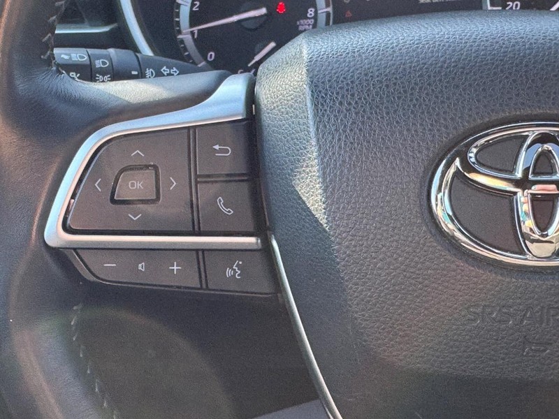 Toyota Highlander Vehicle Full-screen Gallery Image 23