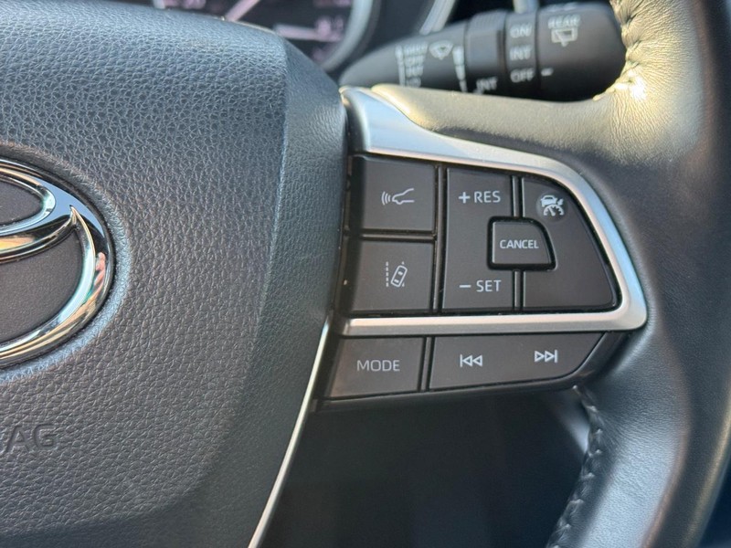 Toyota Highlander Vehicle Full-screen Gallery Image 24