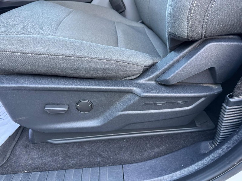 Ford F-150 Vehicle Full-screen Gallery Image 16