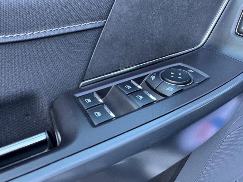Ford F-150 Vehicle Full-screen Gallery Image 17