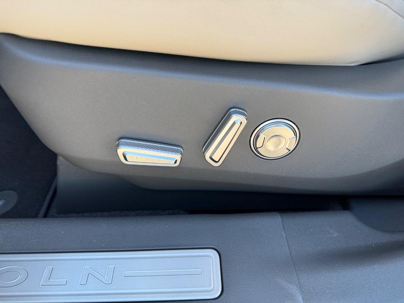 Lincoln Nautilus Vehicle Full-screen Gallery Image 19