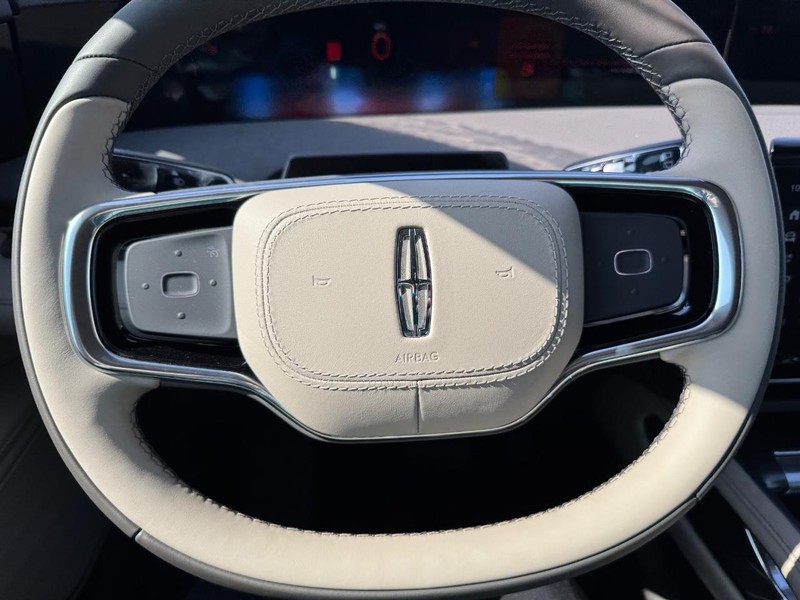 Lincoln Nautilus Vehicle Full-screen Gallery Image 20