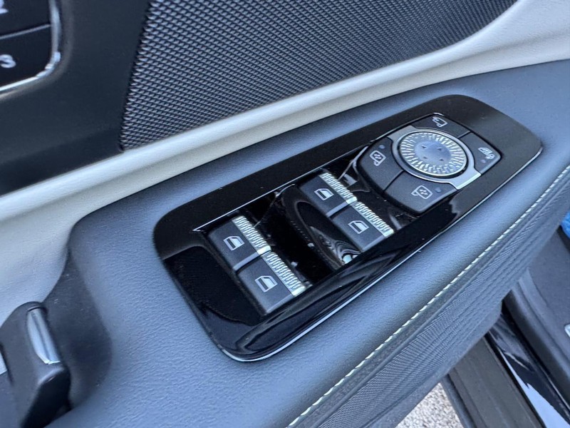Lincoln Nautilus Vehicle Full-screen Gallery Image 18