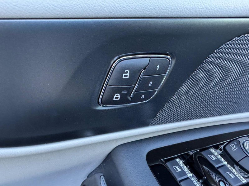 Lincoln Nautilus Vehicle Full-screen Gallery Image 19