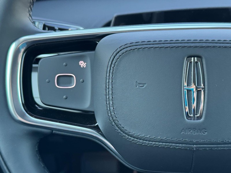 Lincoln Nautilus Vehicle Full-screen Gallery Image 21
