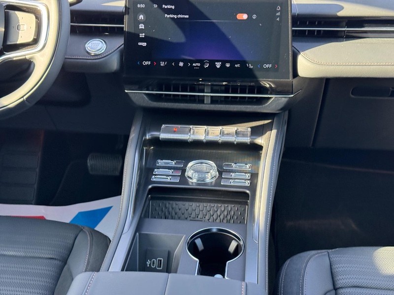 Lincoln Nautilus Vehicle Full-screen Gallery Image 17