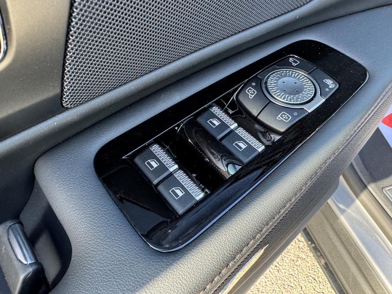 Lincoln Nautilus Vehicle Full-screen Gallery Image 19