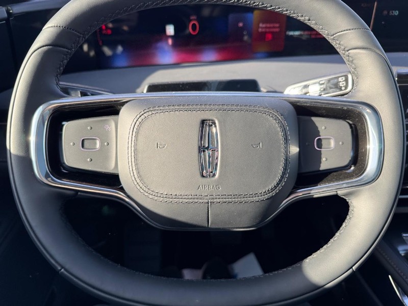 Lincoln Nautilus Vehicle Full-screen Gallery Image 21