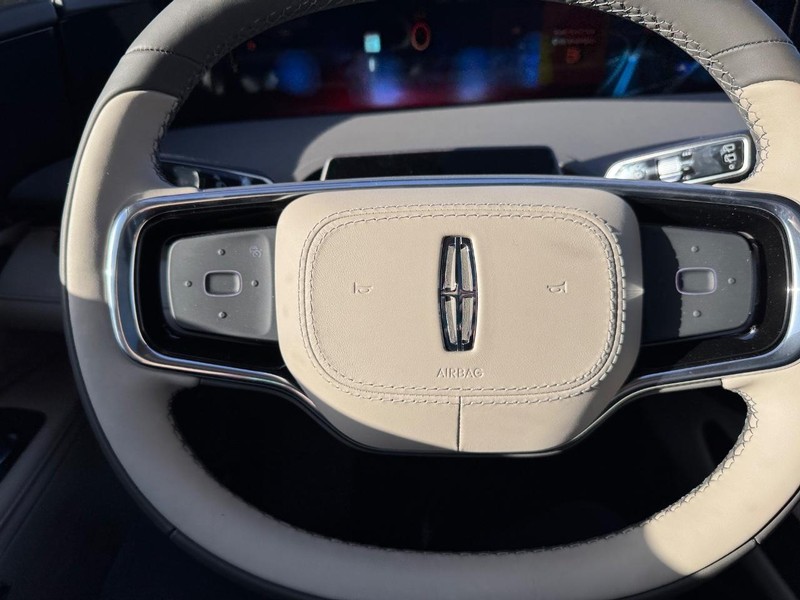Lincoln Nautilus Vehicle Full-screen Gallery Image 20