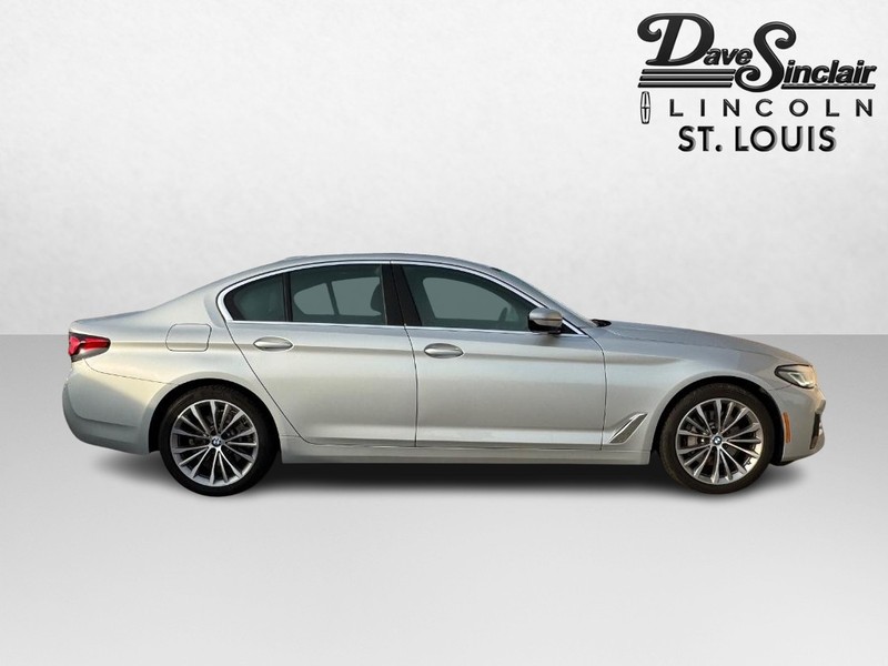 BMW 5 Series Vehicle Full-screen Gallery Image 04
