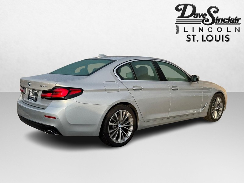 BMW 5 Series Vehicle Full-screen Gallery Image 05