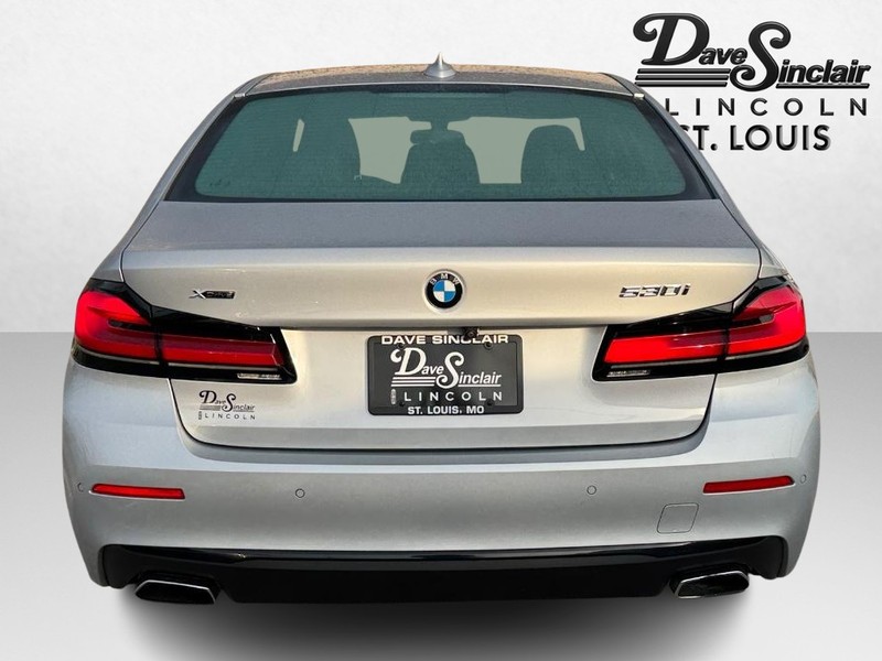 BMW 5 Series Vehicle Full-screen Gallery Image 06