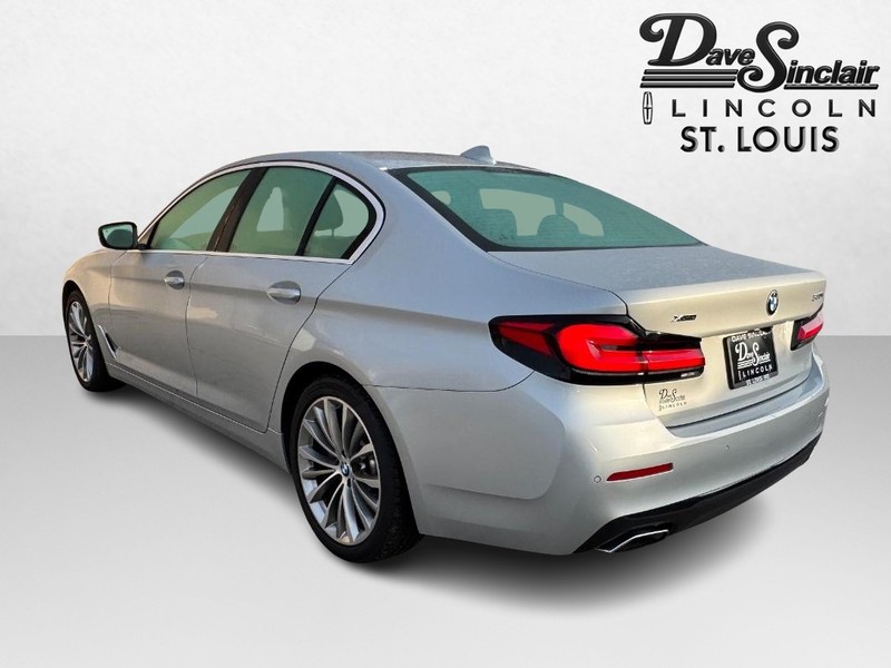 BMW 5 Series Vehicle Full-screen Gallery Image 07