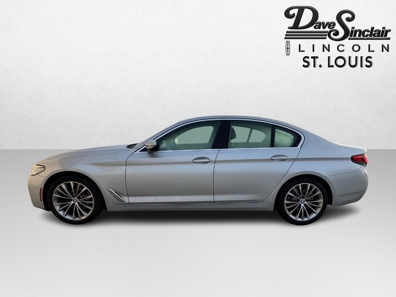 BMW 5 Series Vehicle Full-screen Gallery Image 09